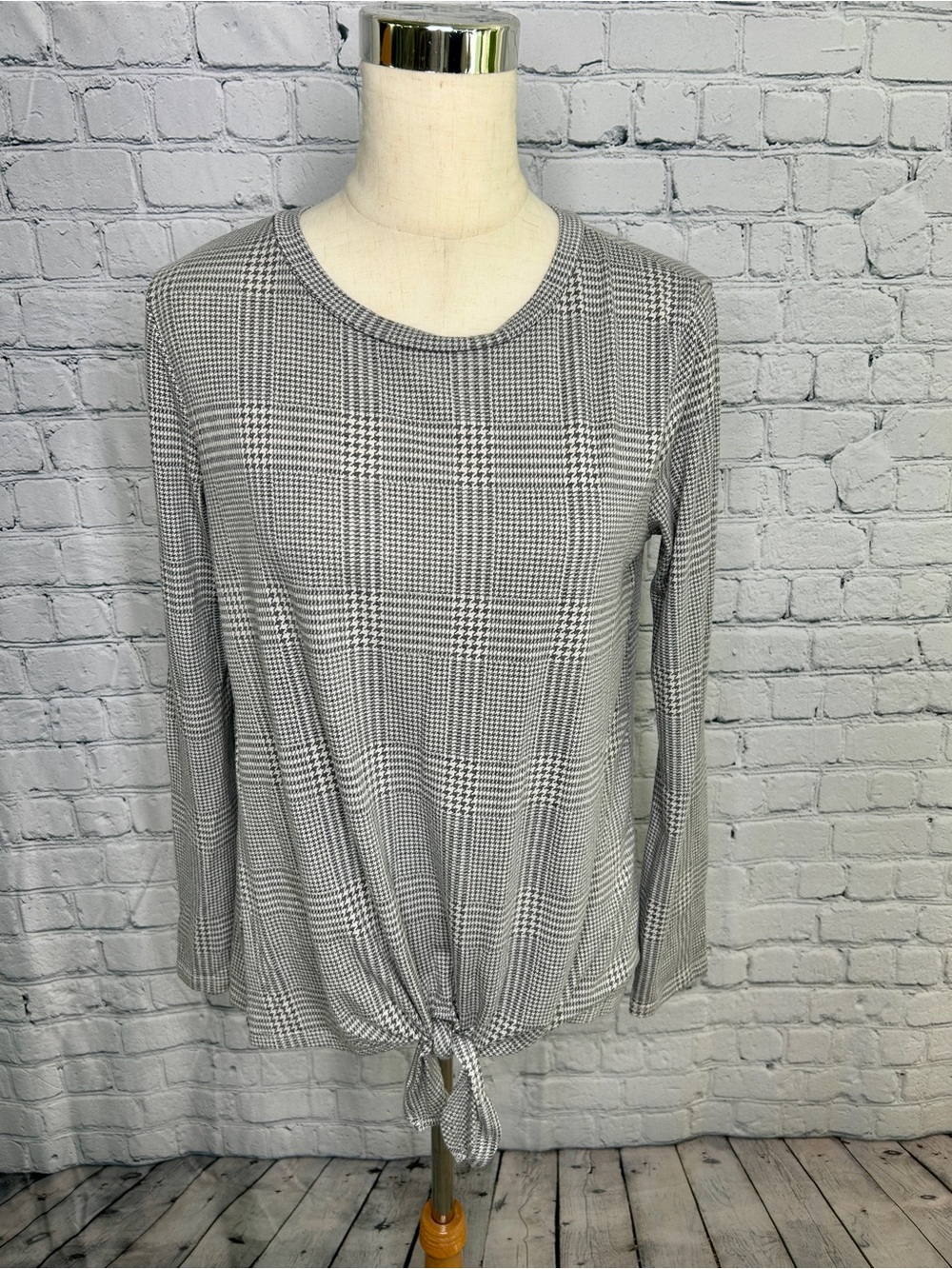 Agnes & Dora Gray Plaid Tie-Front Long Sleeve Tee